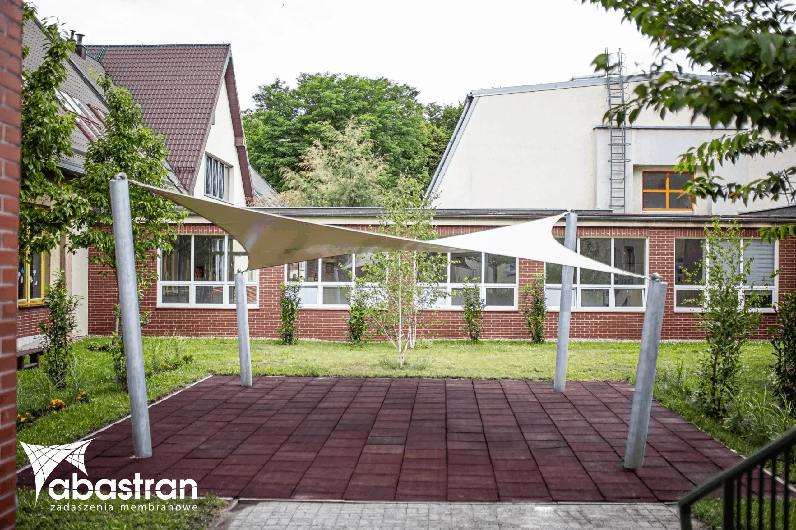Zadaszenie dziedzińca szkoły podstawowej w Świętej Katarzynie — PVC — Święta Katarzyna, Polska