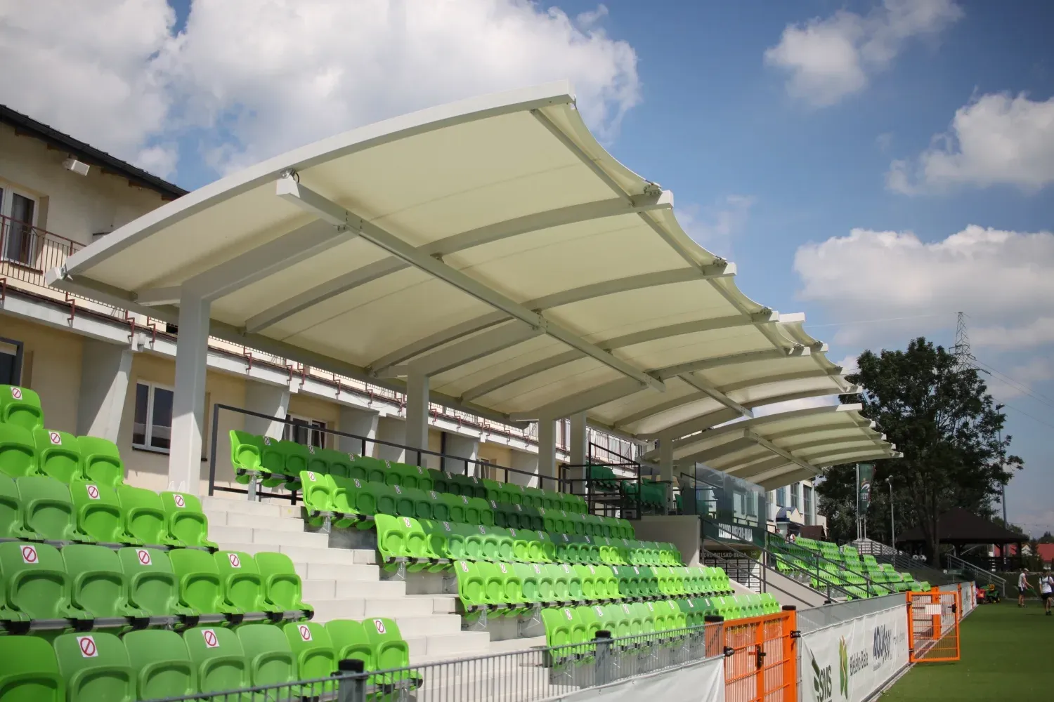 Czy zadaszenia membranowe nadają się do obiektów sportowych?