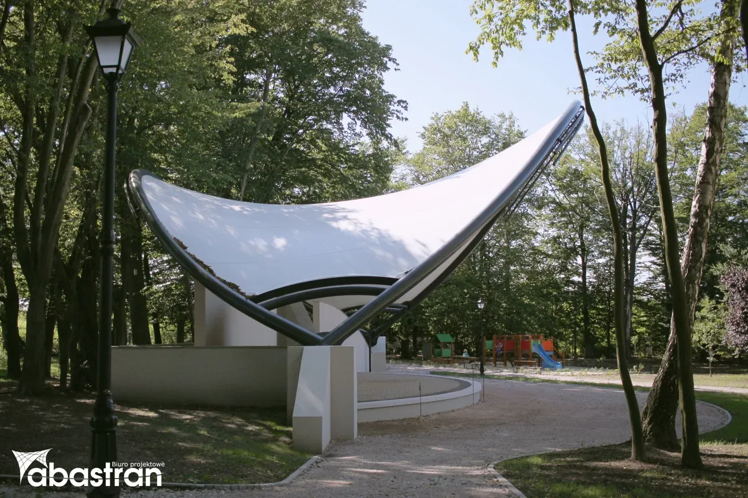 Amfiteatr w zabytkowym parku — PVC — Zadzim, Polska