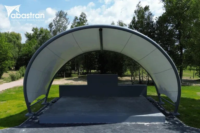 Projekt oraz budowa zadaszonej sceny plenerowej w Inowłodzu — PVC — Inowłódz, Polska