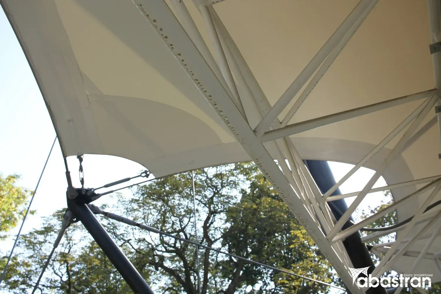 Konstrukcja stalowa – Czym jest i gdzie jest stosowana?