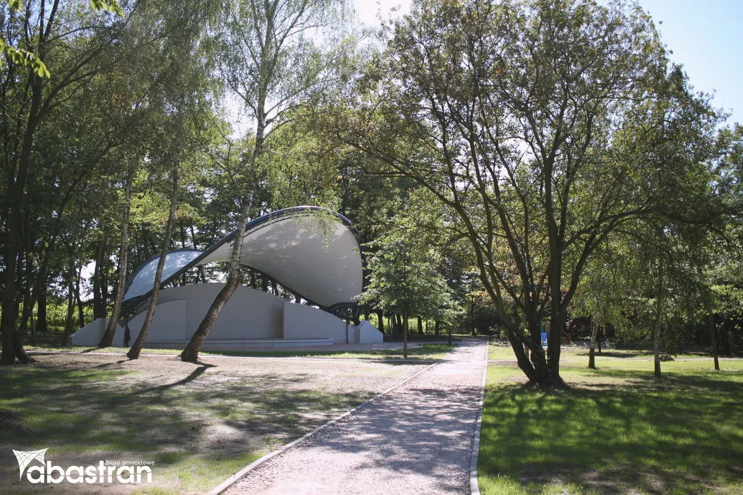 Amfiteatr w zabytkowym parku — 2