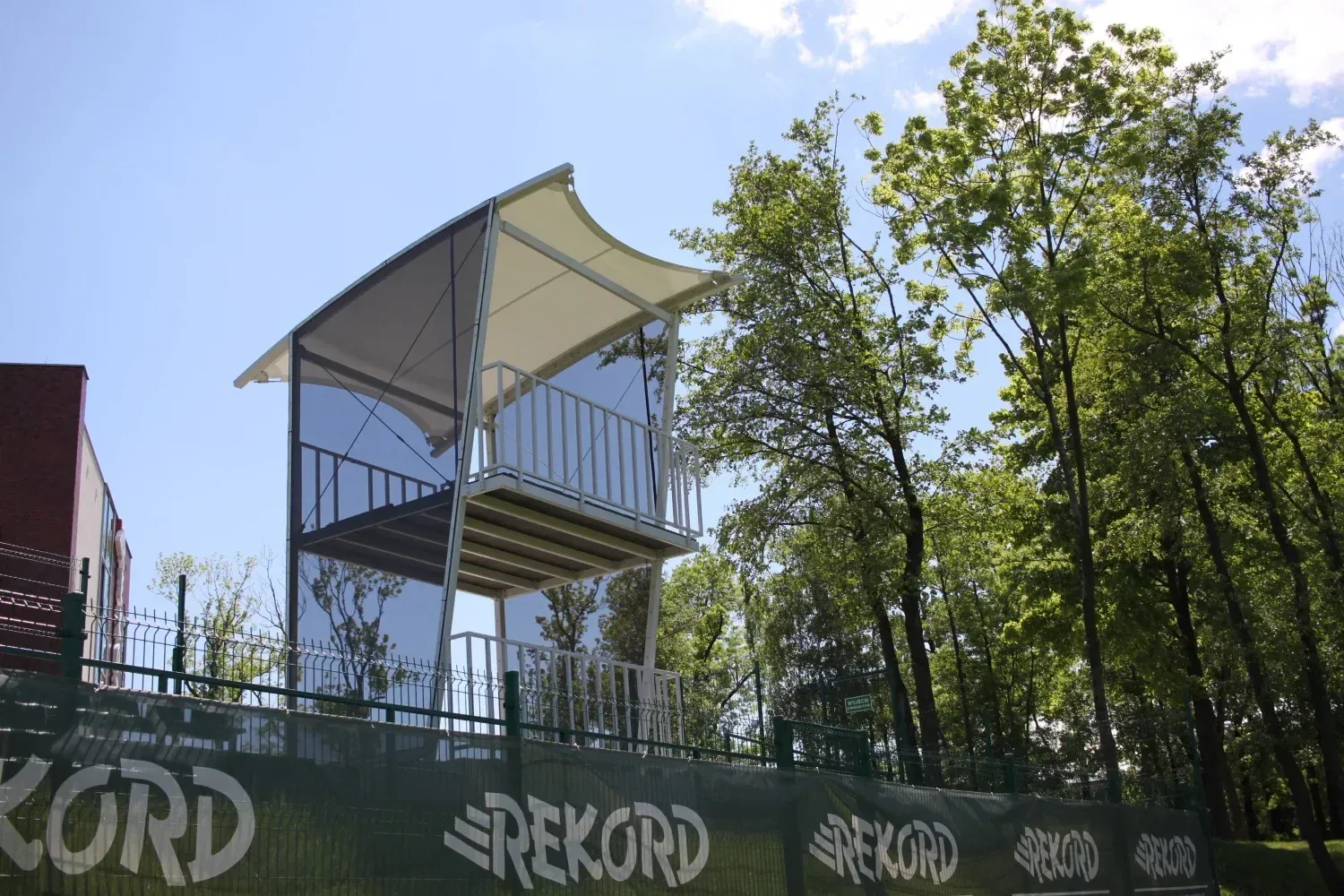 Wieża TV przy stadionie — 2