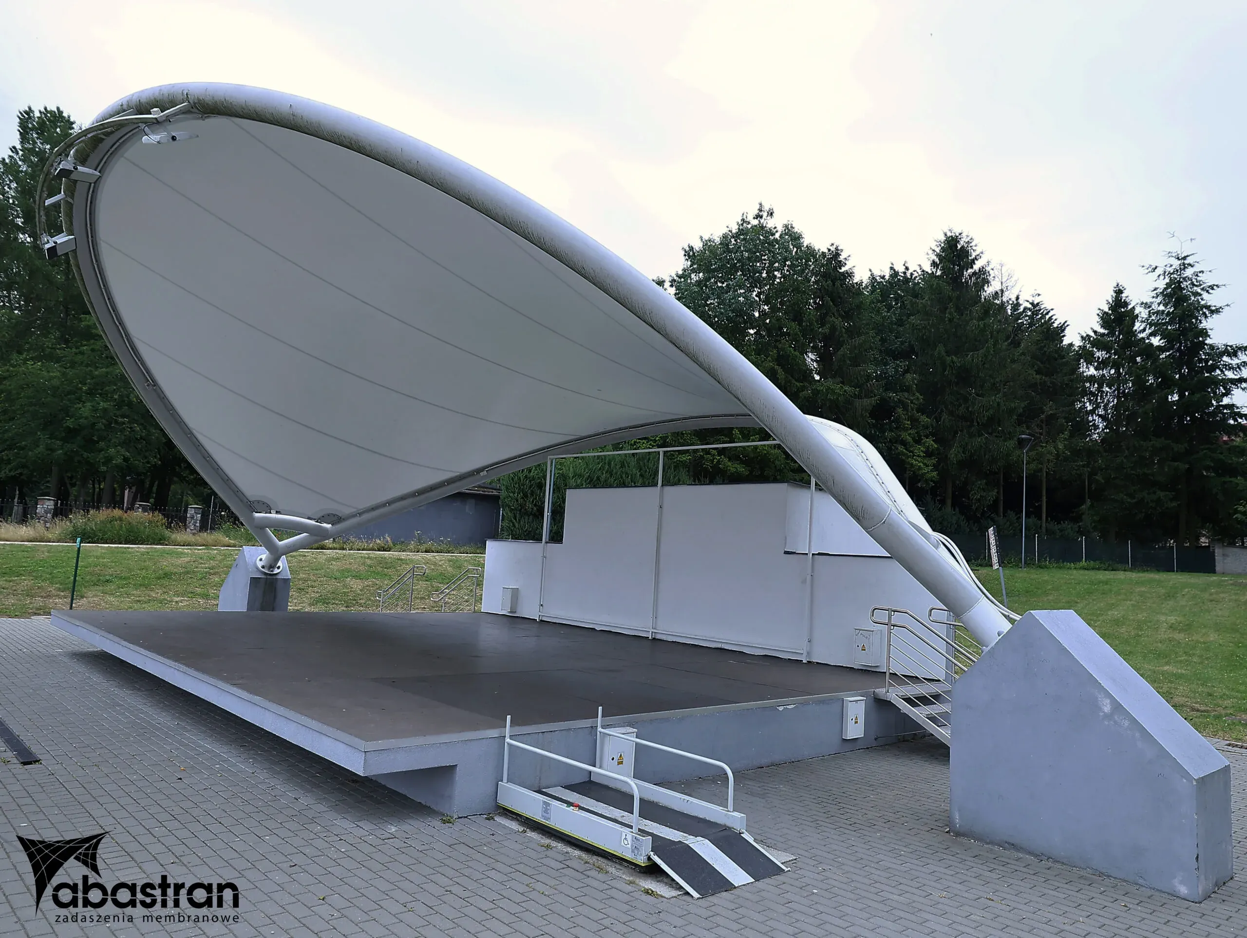 PARK NOWE OBLICZE budowa sceny letniej — 2