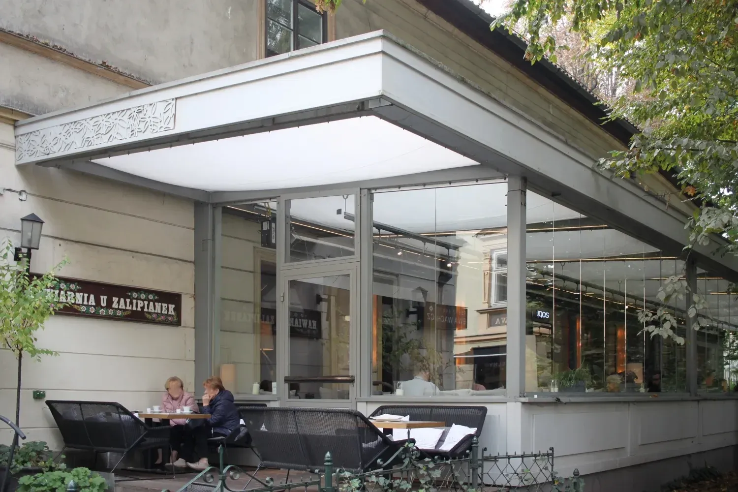 Poduszki pneumatyczne z folii ETFE – Zadaszenie tarasu restauracji w Krakowie — 3