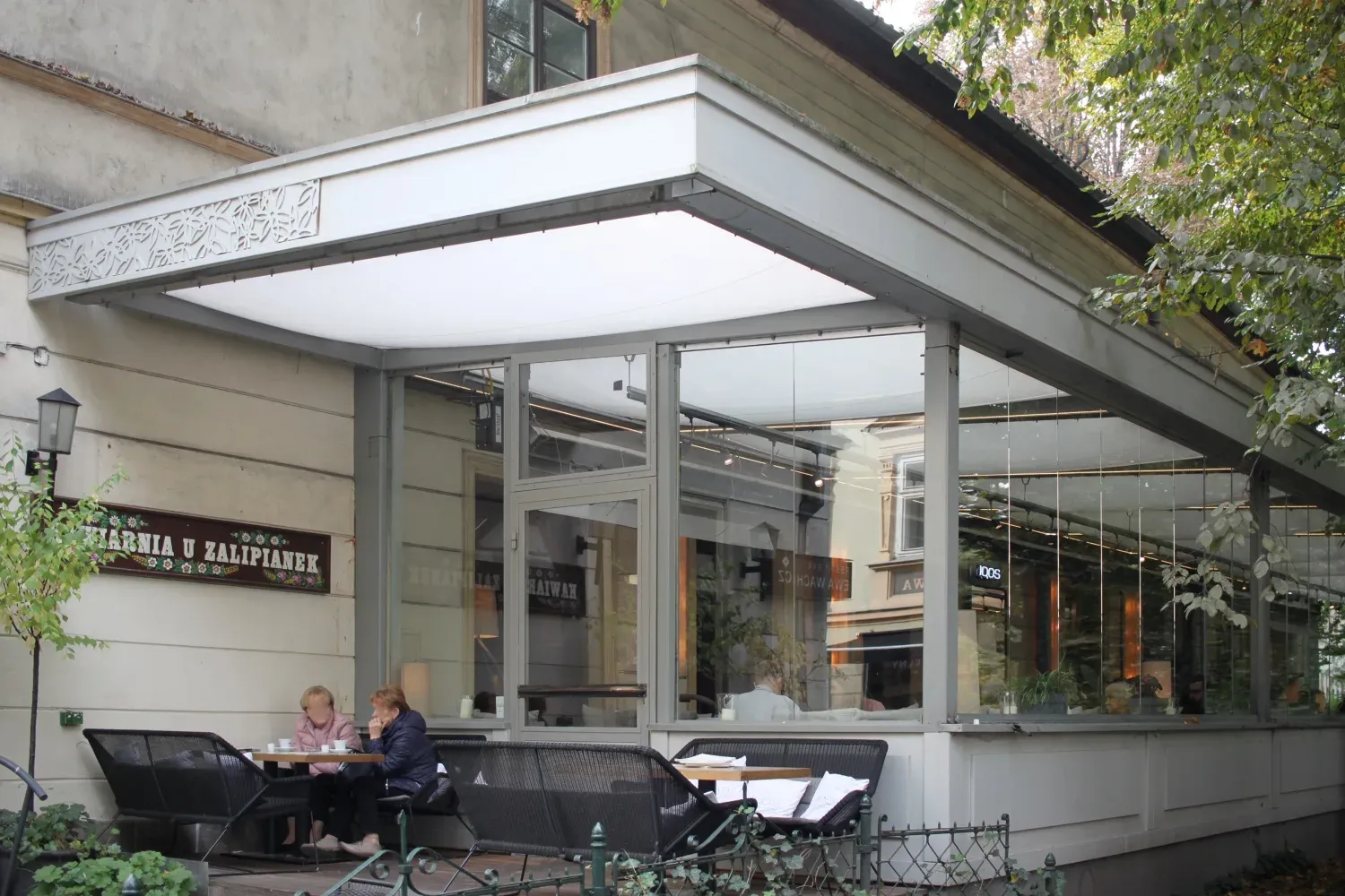 Poduszki pneumatyczne z folii ETFE – Zadaszenie tarasu restauracji w Krakowie — 3