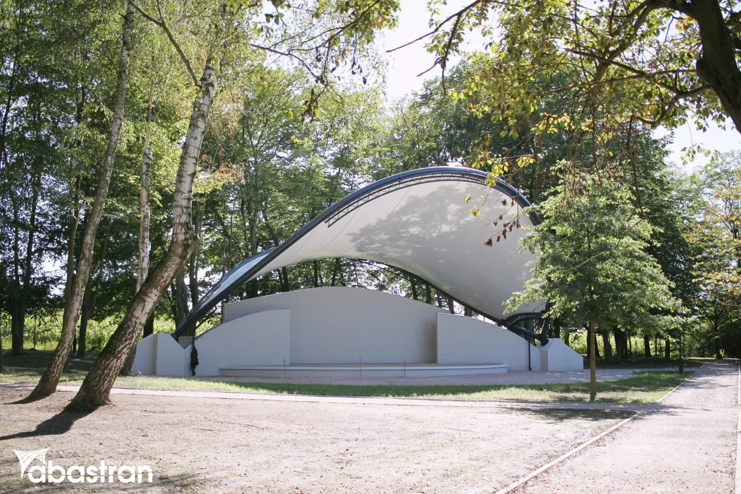 Amfiteatr w zabytkowym parku — 4