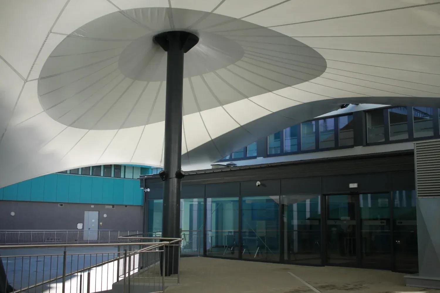 Produkcja zadaszeń membranowych z tkanin technicznych