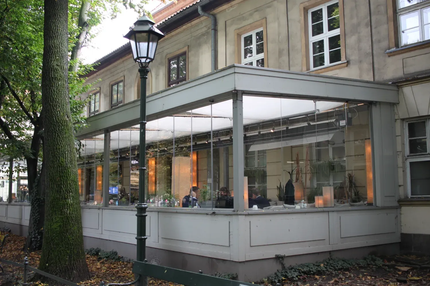 Zadaszenie do restauracji – Jakie wybrać dla swojego lokalu?