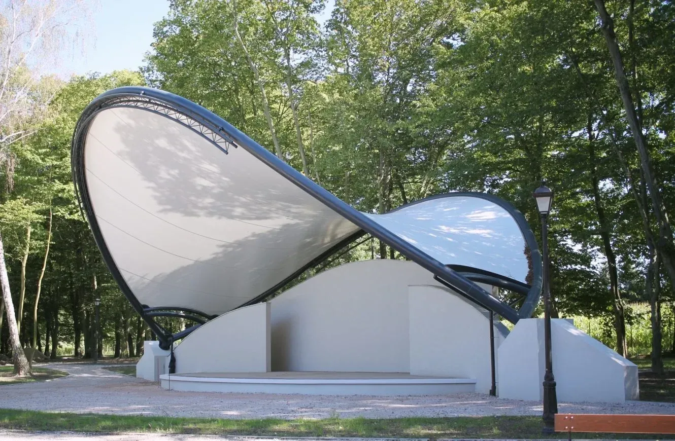 Amfiteatr w zabytkowym parku — 6