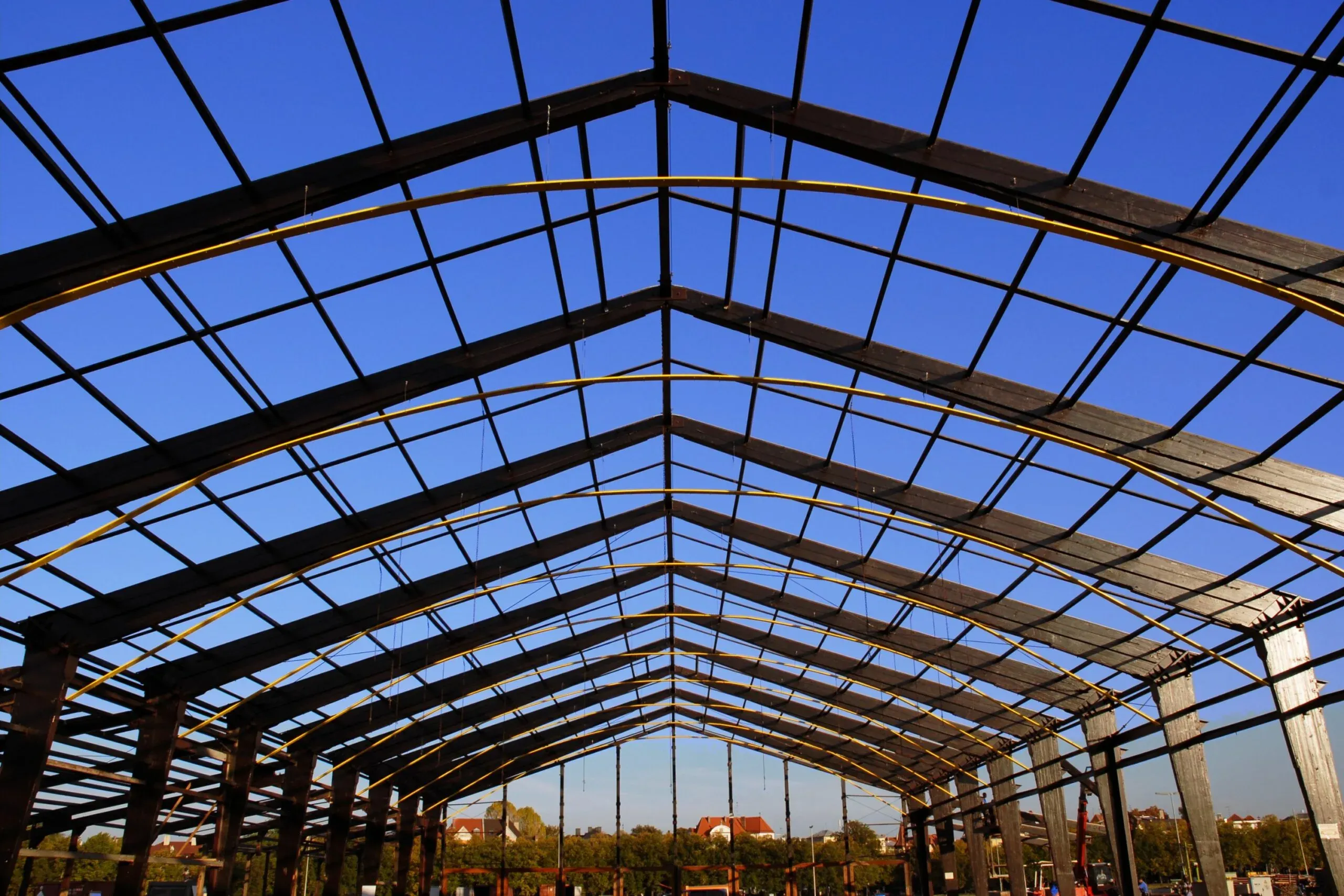 Hala stalowa vs hala murowana – Którą wybrać?