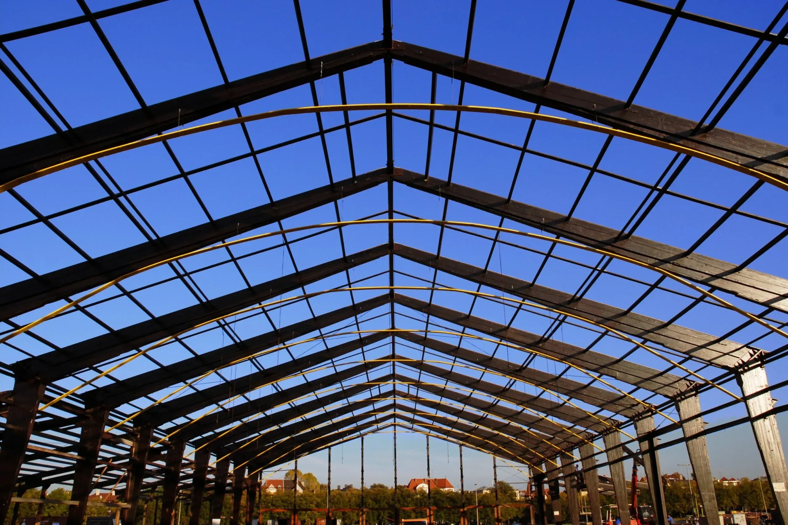 Hala stalowa vs hala murowana – Którą wybrać?