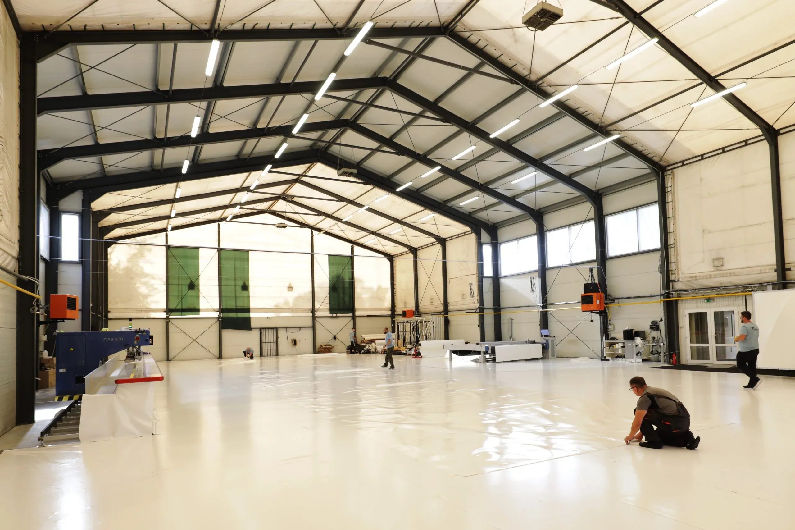 Ile trwa i jak przebiega budowa hal namiotowych krok po kroku?