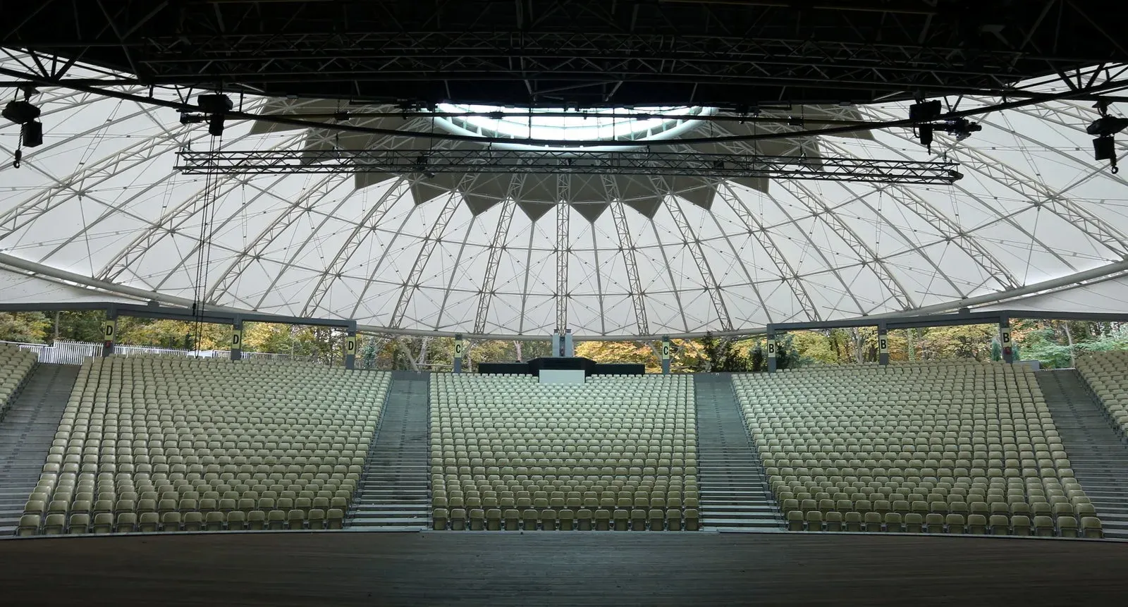 Jak wybrać idealne zadaszenie do amfiteatru miejskiego?