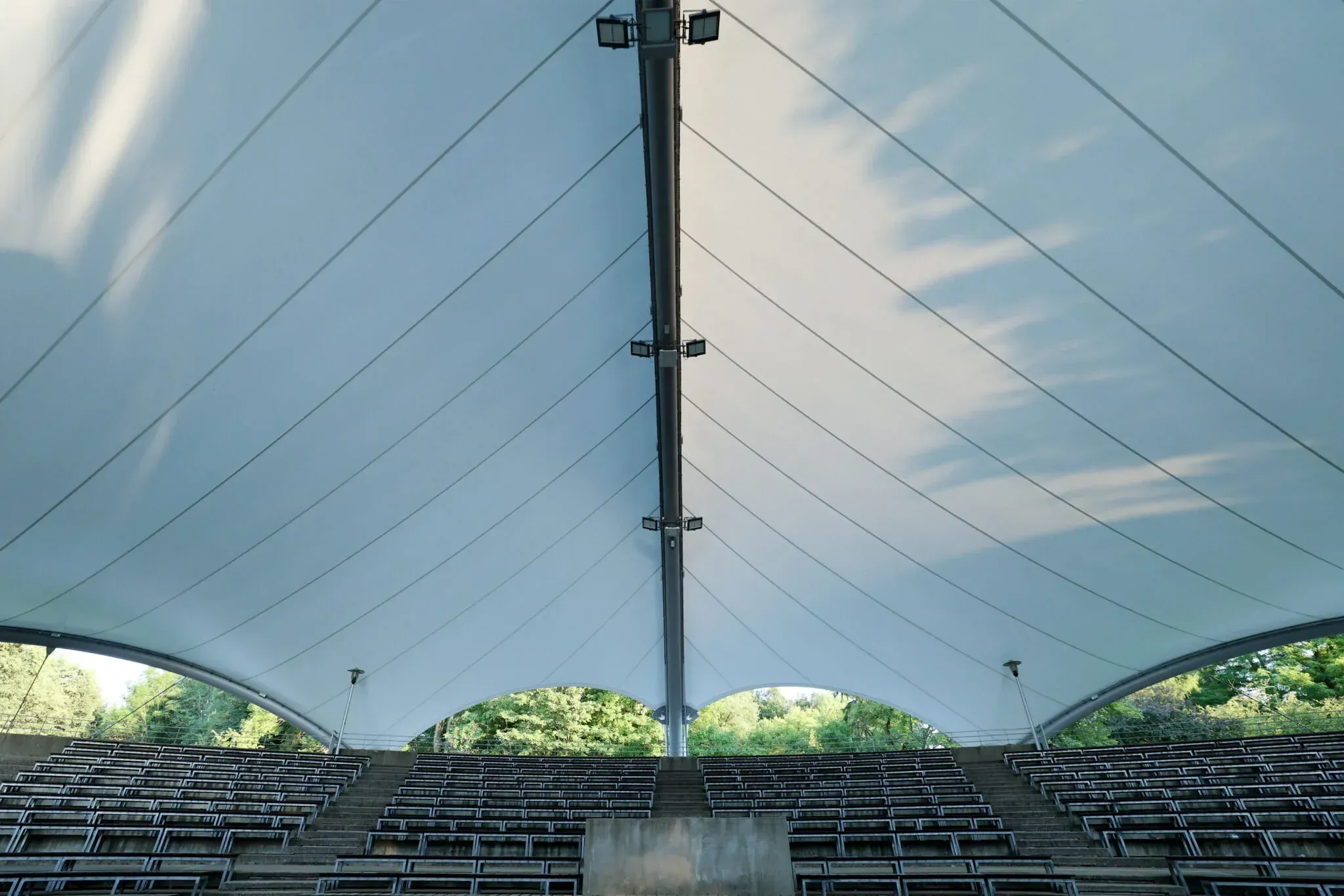 Jak wybrać odpowiednią tkaninę do hal namiotowych?