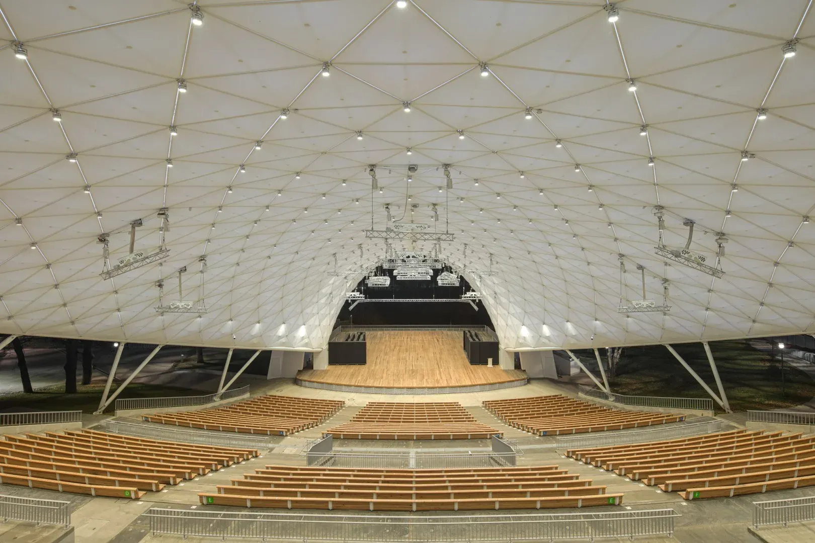 Jakie wybrać zadaszenie do teatru letniego?