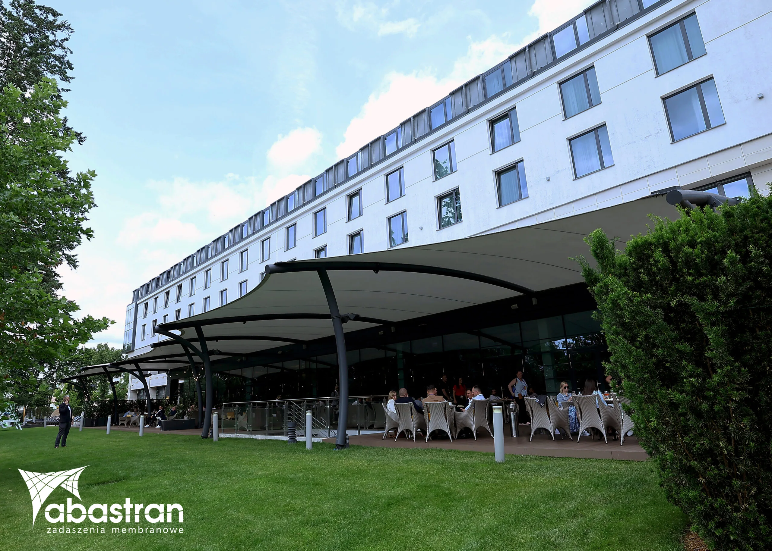 Membranowe zadaszenie tarasu Hotelu Hilton