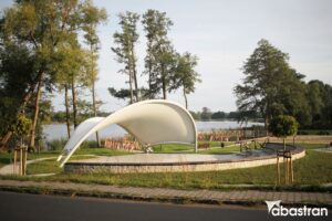 Membrana Serge Ferrari PRECONTRAINT 902 S2 na zadaszeniu sceny - Zielony Amfiteatr w Lubięcinie