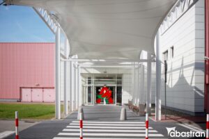 Zadaszony łącznik o powierzchni 168m - komfortowe przejście między centrami handlowymi