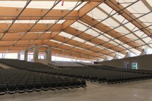 Zadaszony amfiteatr w Parku Strzeleckim - miejsce wydarzeń kulturalnych w Nowym Sączu