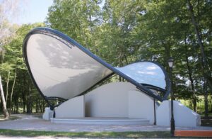 Amfiteatr z zadaszeniem membranowym - całoroczna konstrukcja w Zadzimiu