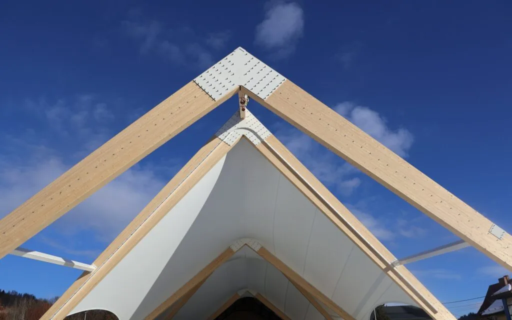 drewniana konstrukcja w zadaszeniu membranowym