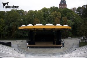 Montaż membrany PVC i siatki akustycznej amfiteatru w Stargardzie