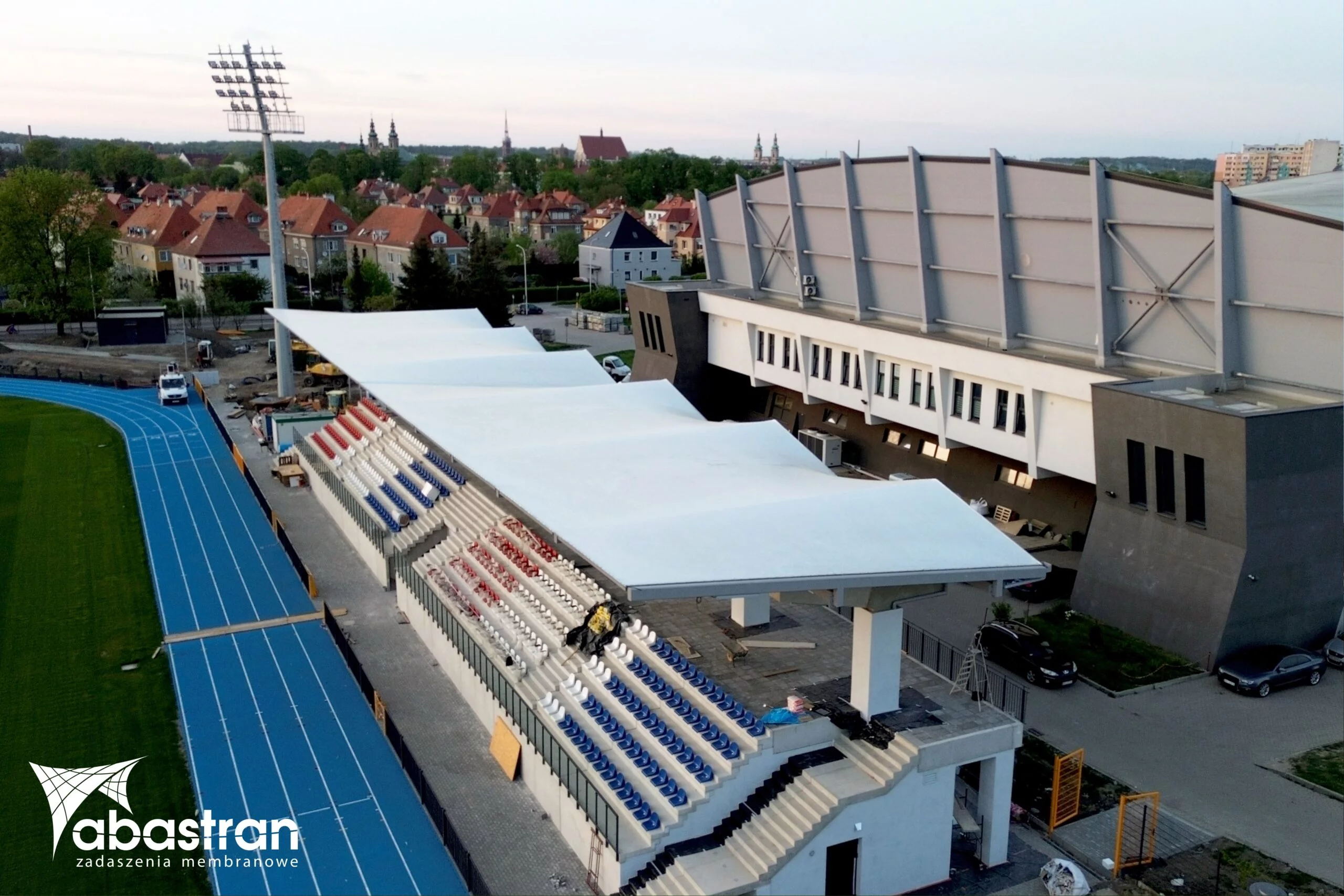 Zadaszenie trybun stadionu miejskiego klubu sportowego w Nysie